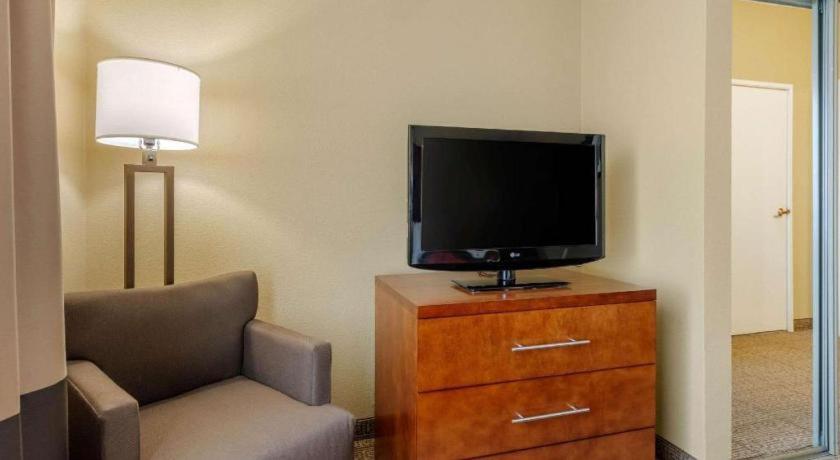 Comfort Inn DFW Airport Northにあるテレビまたはエンターテインメントセンター