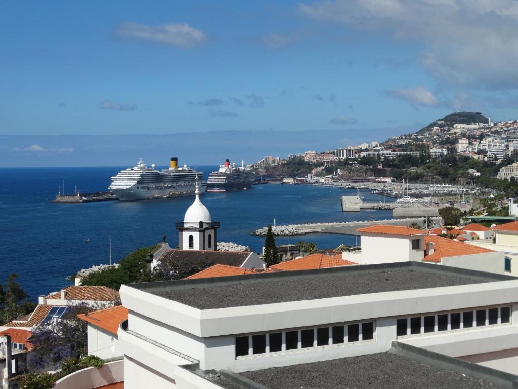 ein Kreuzfahrtschiff in einem Hafen anlegt in der Unterkunft Barreirinha Funcho House in Funchal