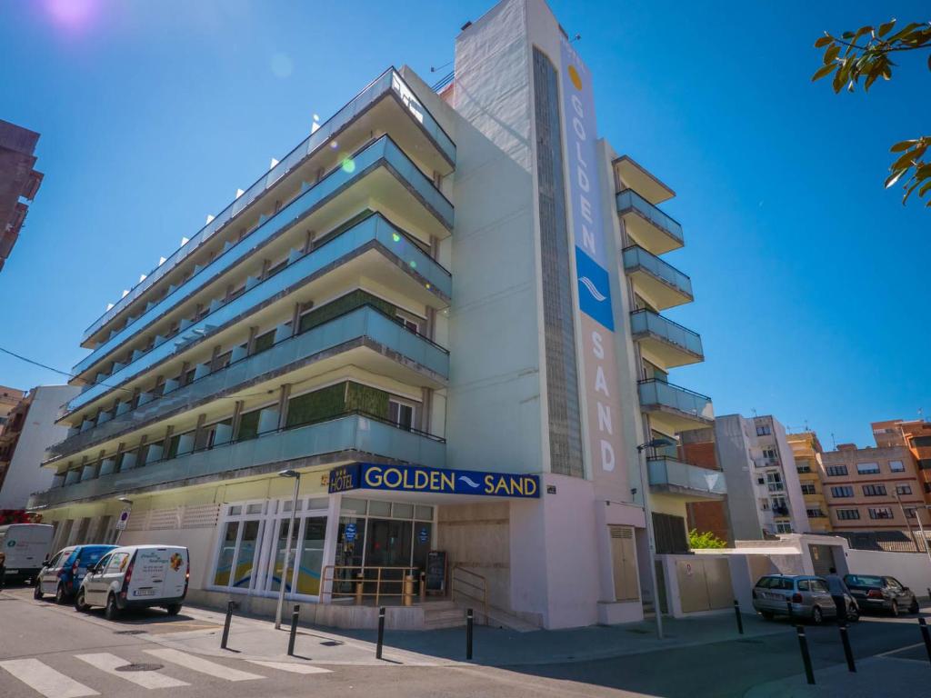 un edificio con un cartel en la parte delantera en Hotel Golden Sand, en Lloret de Mar