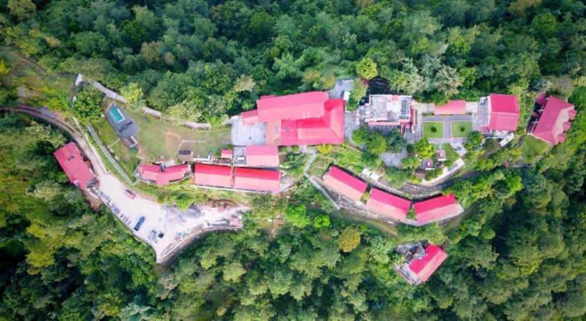 eine Luftaufnahme eines großen Hauses mit roten Dächern in der Unterkunft Balthali Village Resort-Balthali in Panaoti