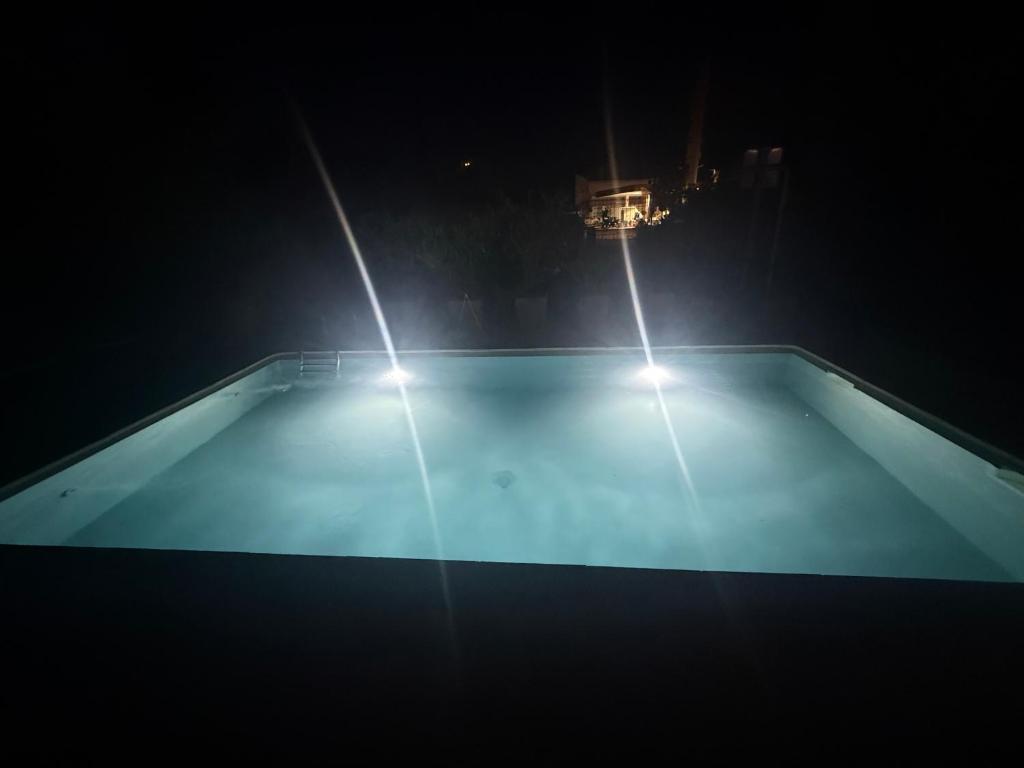 deux lumières au sommet d'une piscine la nuit dans l'établissement Le clos d'Aix studio 211 parking et piscine gratuite, à Aix-en-Provence