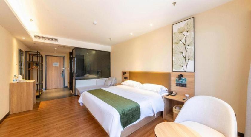 Postel nebo postele na pokoji v ubytování GreenTree Inn Lu'an Jin'an District Yuanda Xingfuli