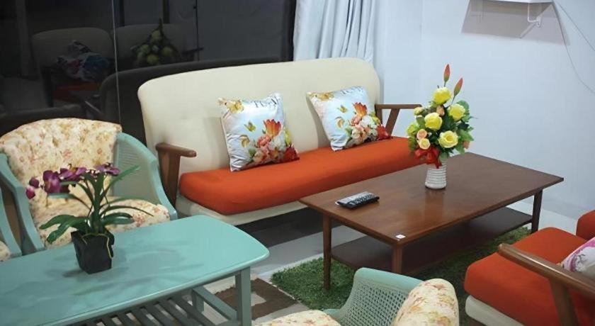 スラート・ターニーにあるChic Hotel Suratthaniのソファとテーブルのあるリビングルーム