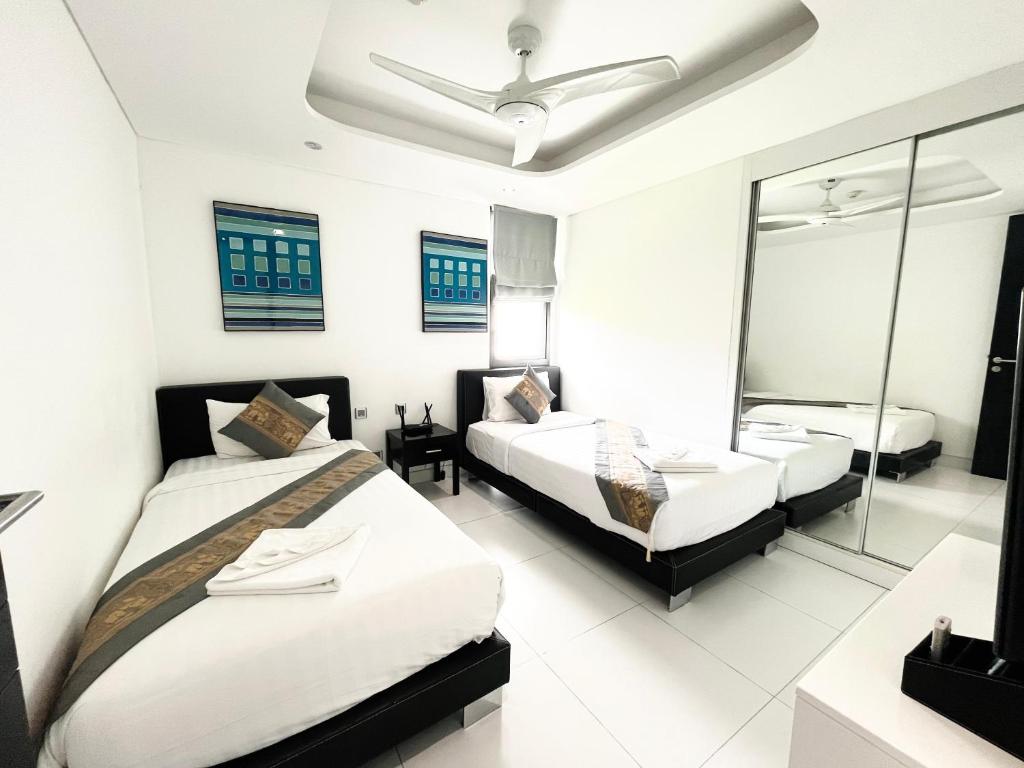 Postel nebo postele na pokoji v ubytování Twin Sands Resort Penthouse