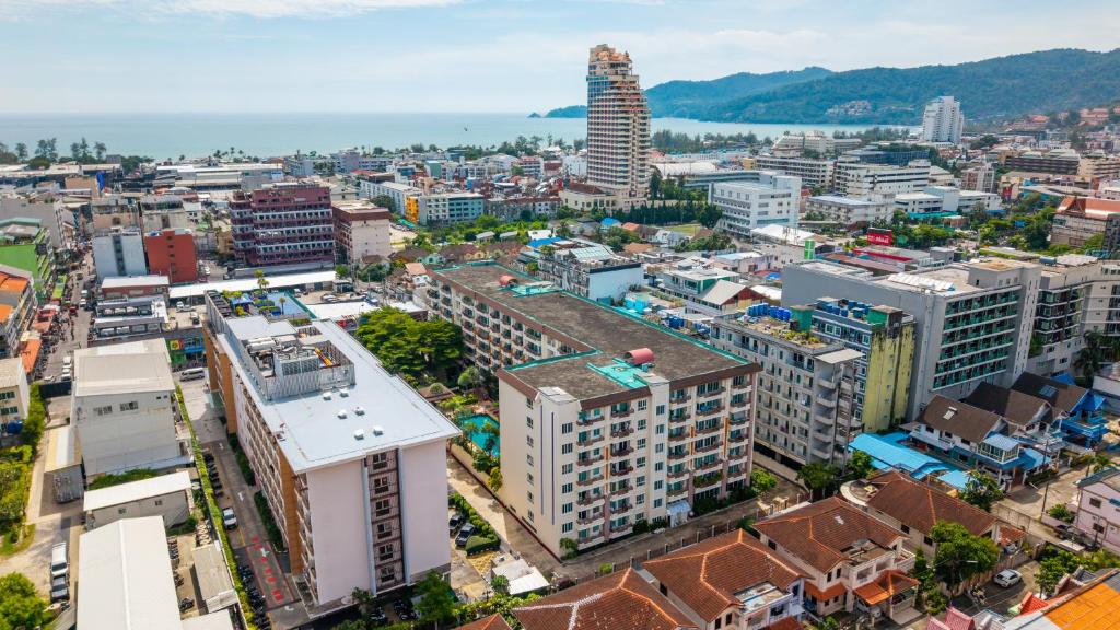 芭东海滩景观或在公寓看到的城市景观