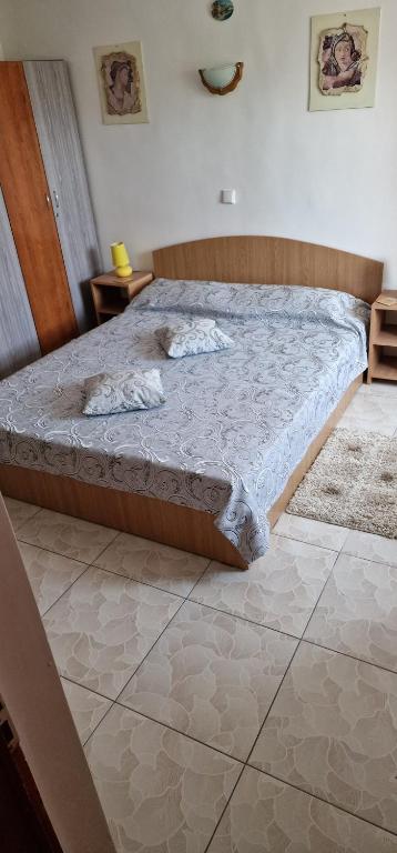 1 cama grande en un dormitorio con en Casa Dorului, en Mangalia