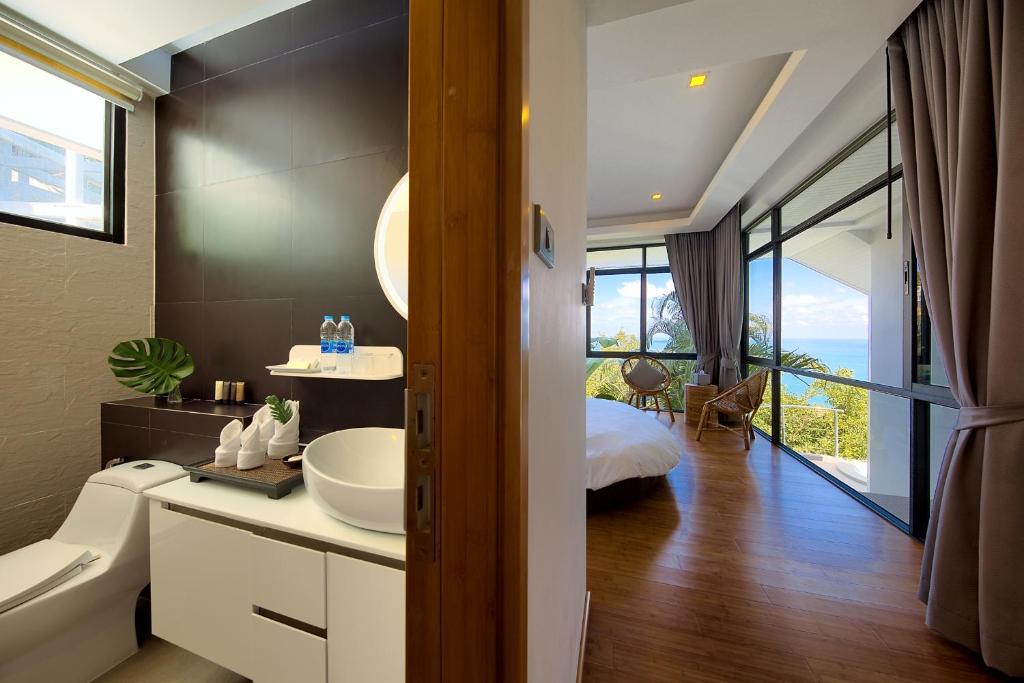 Postel nebo postele na pokoji v ubytování Villa Seawadee - luxurious, award-winning design Villa with amazing panoramic seaview