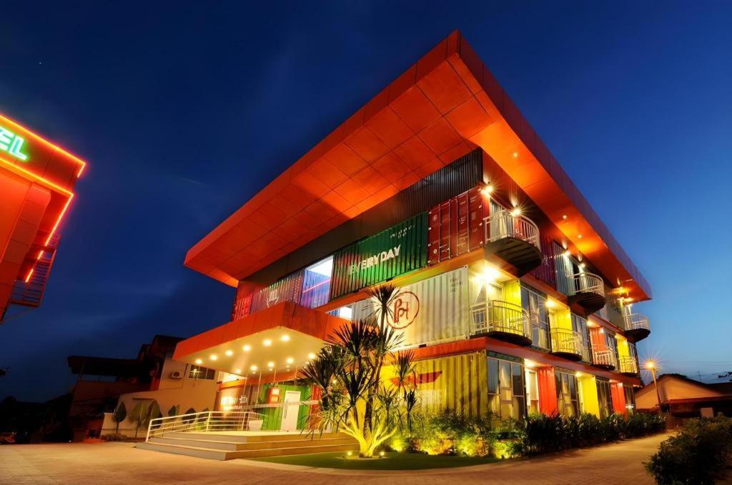 ムアルにあるPPT Muar Hotelの夜間照明付きの大きな建物