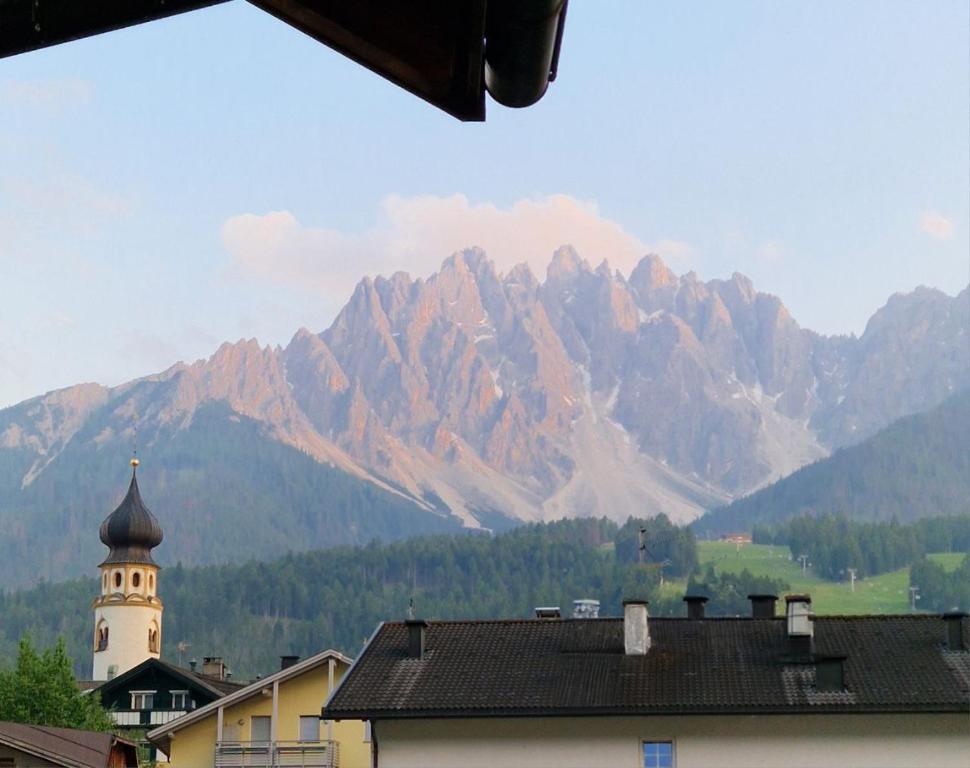 una vista di una catena montuosa con una torre dell'orologio di A un passo dal...centro a San Candido