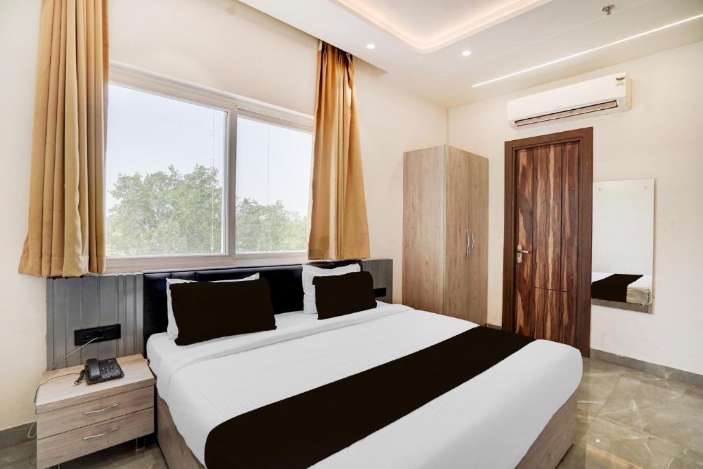 Postel nebo postele na pokoji v ubytování Hotel O NP PALACE