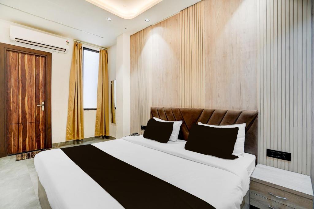 Postel nebo postele na pokoji v ubytování Hotel O NP PALACE