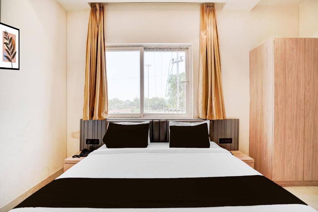 Postel nebo postele na pokoji v ubytování Hotel O NP PALACE