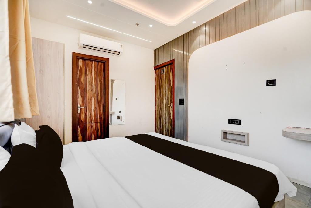 Postel nebo postele na pokoji v ubytování Hotel O NP PALACE