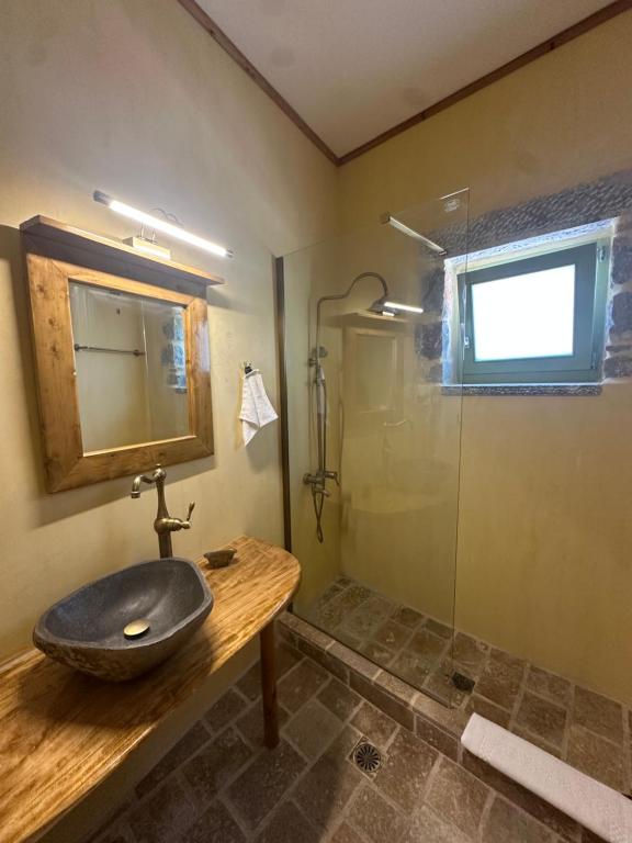 Koupelna v ubytování Arapis Rooms & Suites