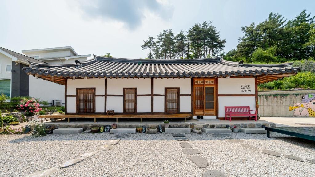 ein kleines Haus mit einem asiatischen Dach in einem Hof in der Unterkunft Gangneung ggabinejip hanok pension in Gangneung