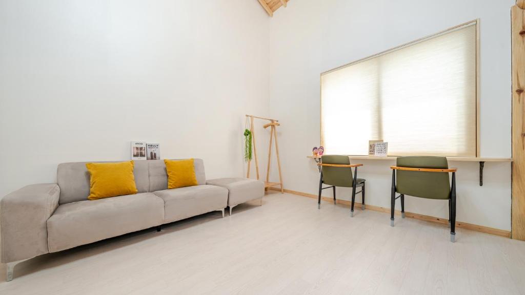 Ein Sitzbereich in der Unterkunft Gangneung ggabinejip hanok pension