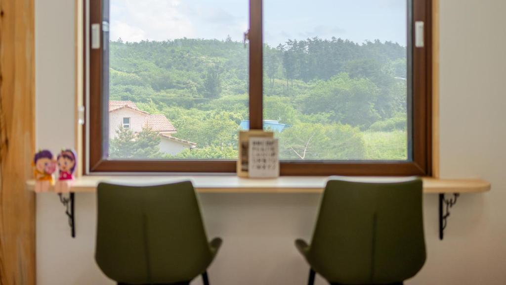Ein allgemeiner Bergblick oder ein Berglick von des Ferienhauses aus
