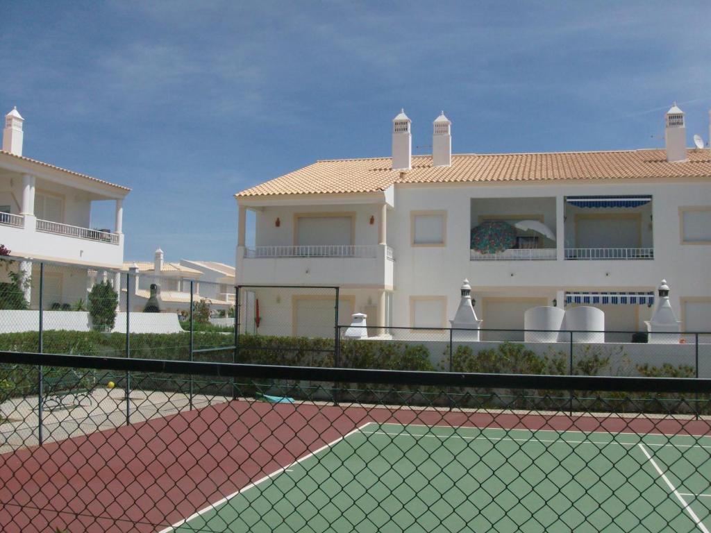 a tennis court in front of a house at Apartamento Sunny Velamar in Patroves
