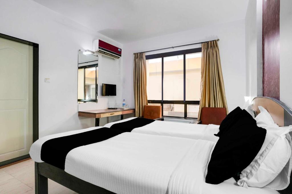 Giường trong phòng chung tại Townhouse Oak Margao Madgaon Railway Station