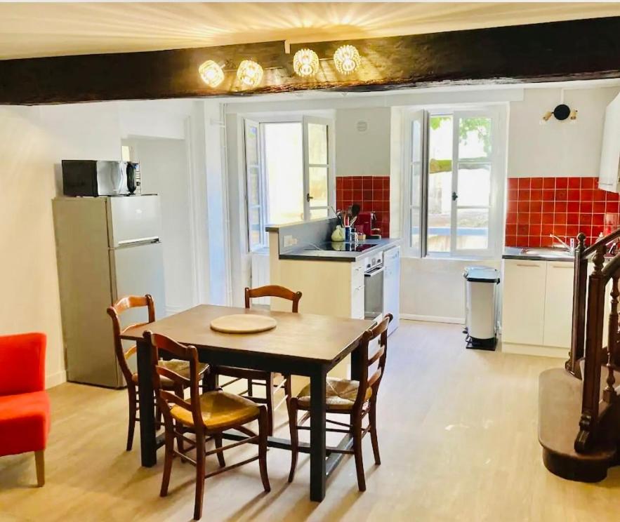 une cuisine et une salle à manger avec une table et des chaises dans l'établissement City center Old port La Rochelle, à La Rochelle