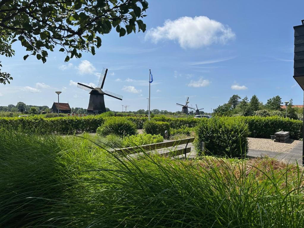 een park met drie windmolens in een veld bij Villa View in Alkmaar