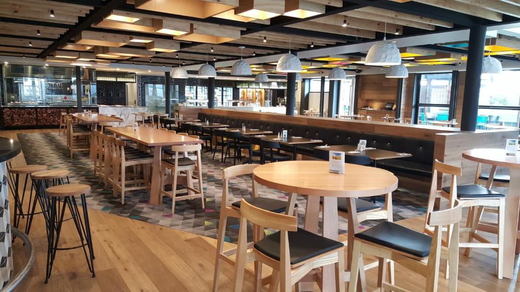 Highlander Hotel Bar Kitchen Rooftop - Resim 35