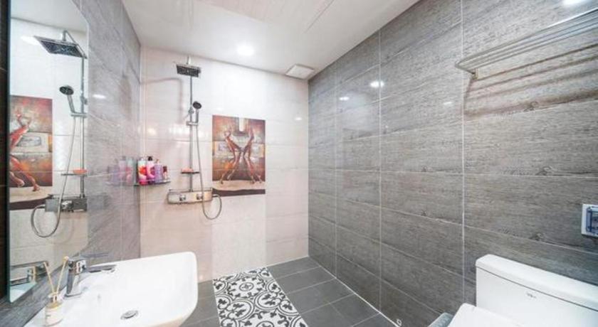 Koupelna v ubytování SH Hotel