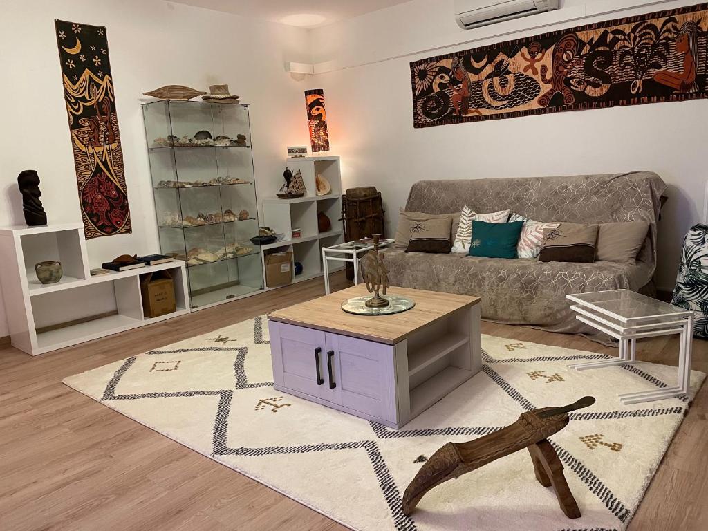 un salon avec un canapé et une table dans l'établissement Le Cosy Corse, à Vico