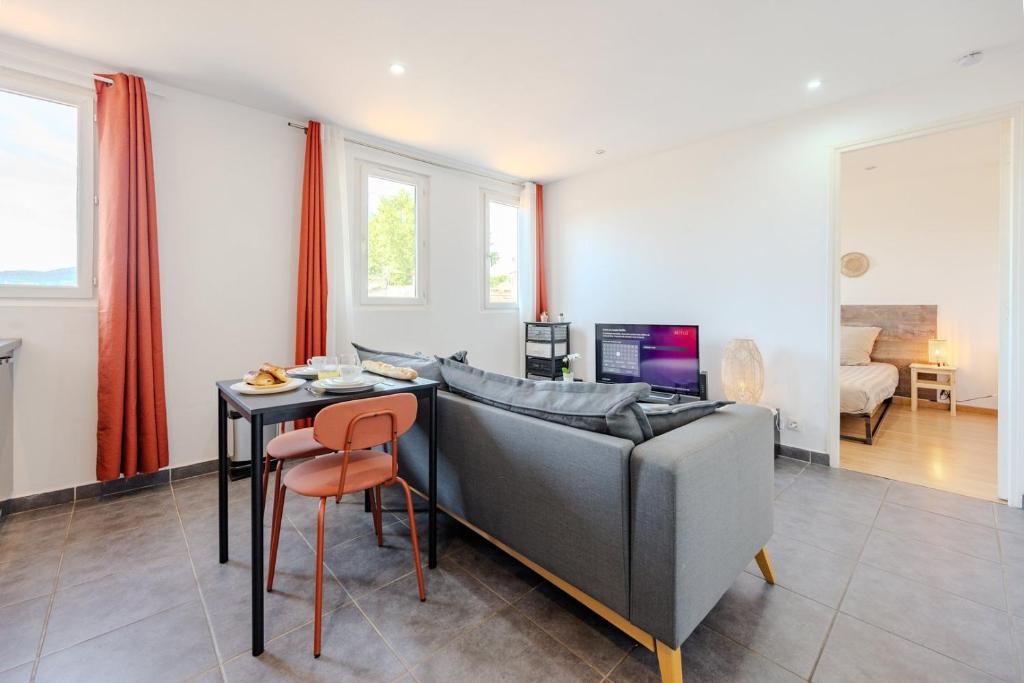 un salon avec un canapé et une table dans l'établissement Azur Ambroise La seyne-sur-mer, à La Seyne-sur-Mer