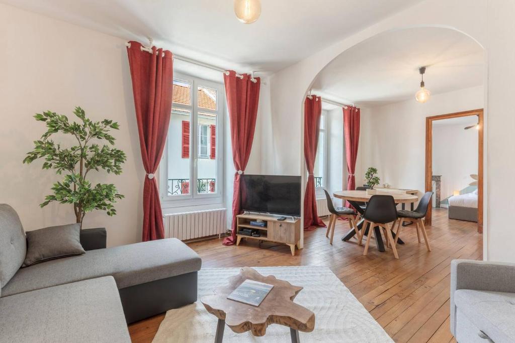 un salon avec un canapé et une table dans l'établissement L'Anglais,Charmant T2,Pour 4 adultes et 1 enfants, à Pau