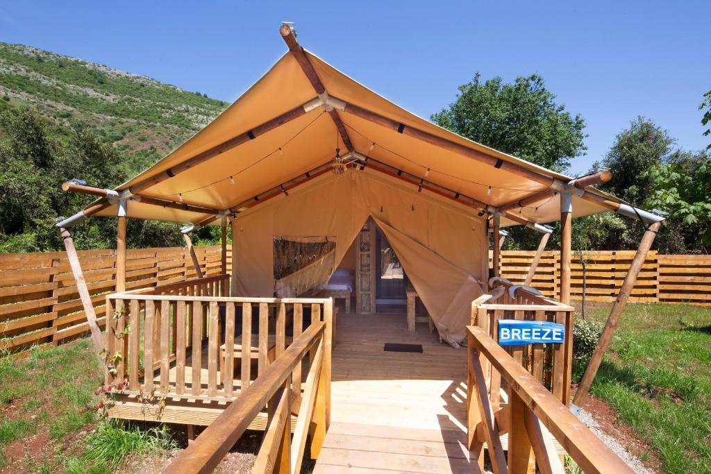 Nespecifikovaný výhled na hory nebo výhled na hory při pohledu z luxury tent