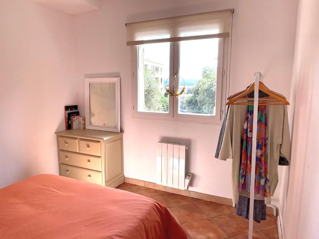 Posteľ alebo postele v izbe v ubytovaní Villa au calme avec jardin, parking, clim, proche de tout !