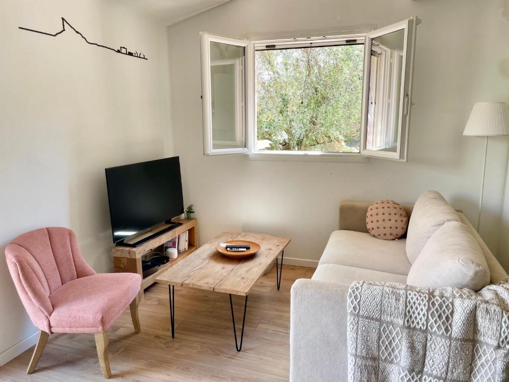 Televízia a/alebo spoločenská miestnosť v ubytovaní Villa au calme avec jardin, parking, clim, proche de tout !