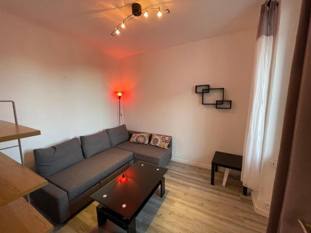 un salon avec un canapé et une table dans l'établissement Petit nid, à Saint-Raphaël