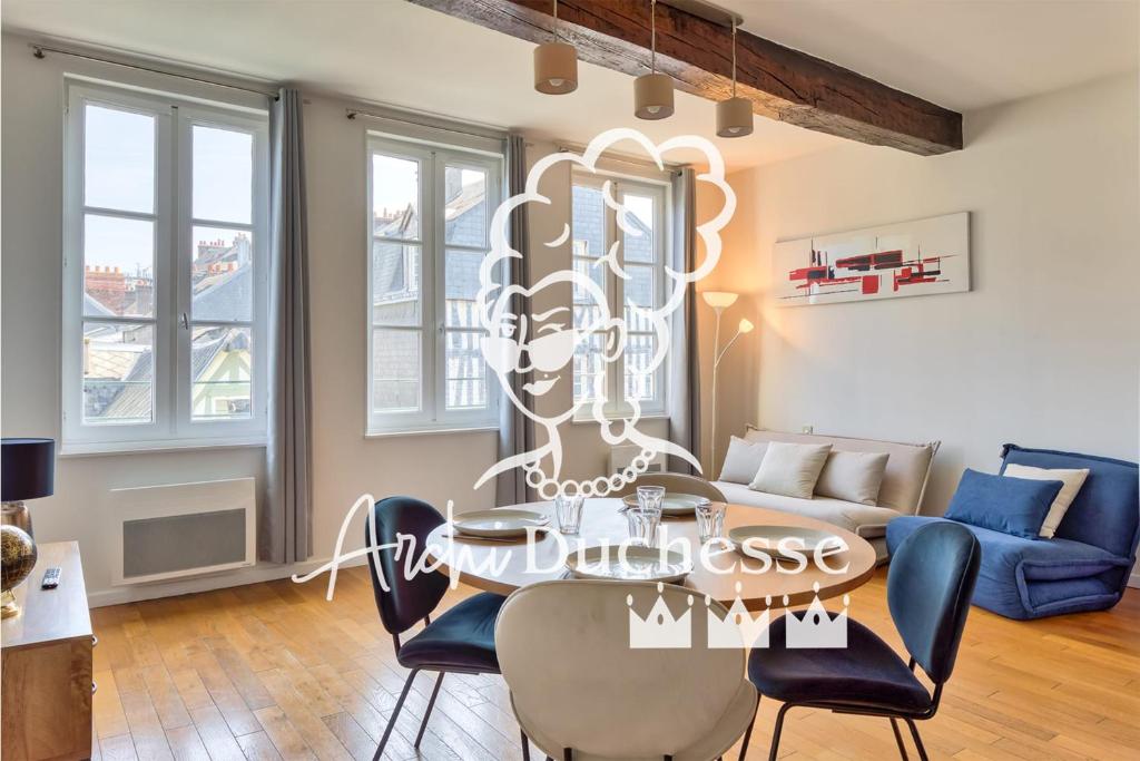 un salon avec une table et un canapé dans l'établissement Petit Castel - charmant T2 de 39m au cœur de Rouen Rue du Gros-Horloge !, à Rouen