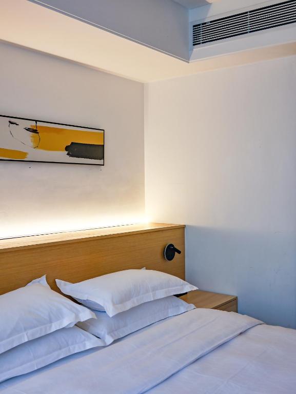 Postel nebo postele na pokoji v ubytování 佛山顺德青森酒店-长鹿旅游休博园店