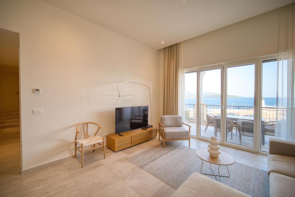 TV a/nebo společenská místnost v ubytování Lustica Bay Marina Village by 2BHome