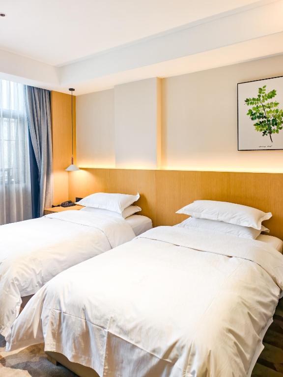 Postel nebo postele na pokoji v ubytování 佛山顺德青森酒店-长鹿旅游休博园店