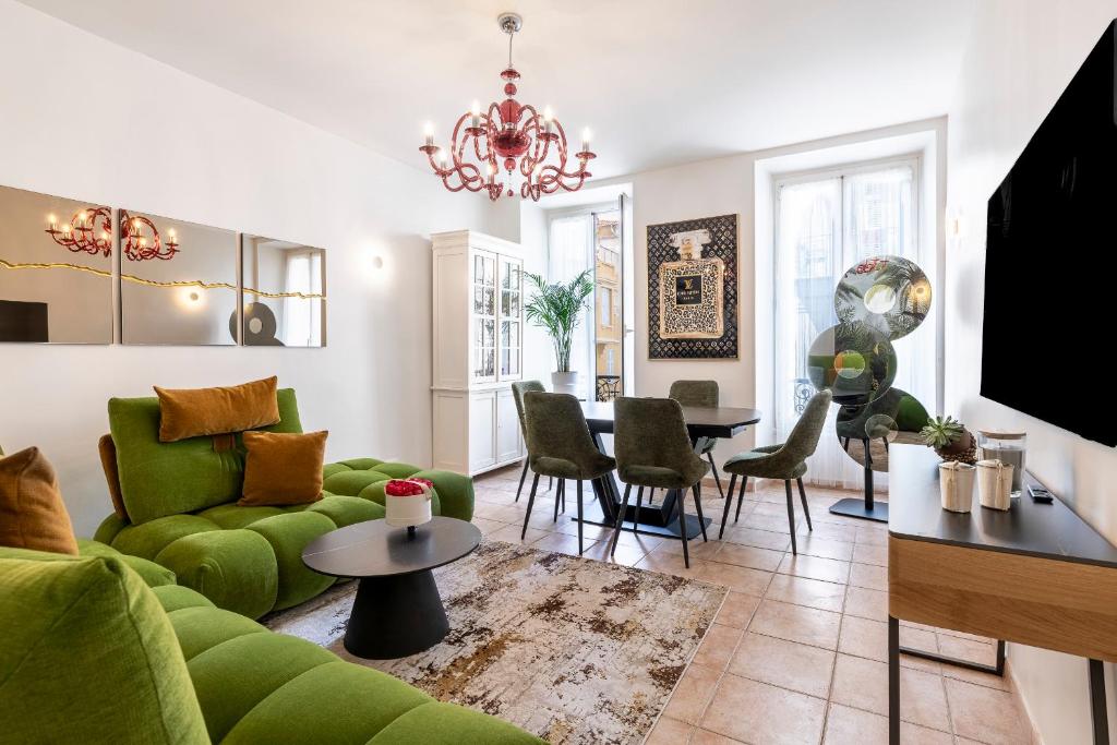 un salon avec un canapé vert et une table dans l'établissement Appartement 2 chambres proche plage climatisé, à Nice