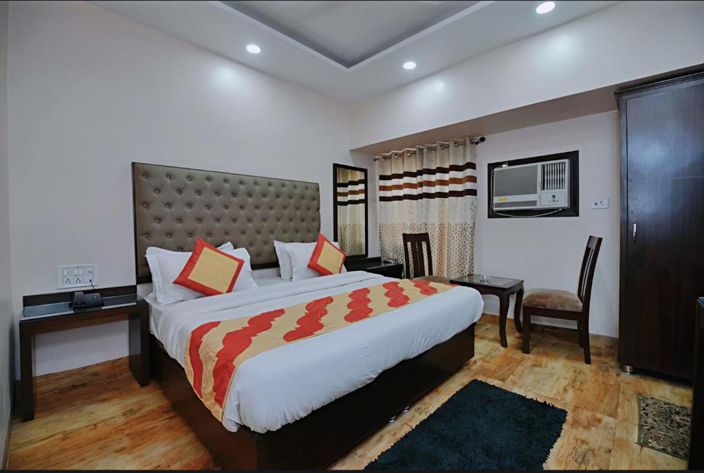 Postel nebo postele na pokoji v ubytování Hotel Kabeer' Front of New Delhi Railway Station & 5 Minute from Connaught Place
