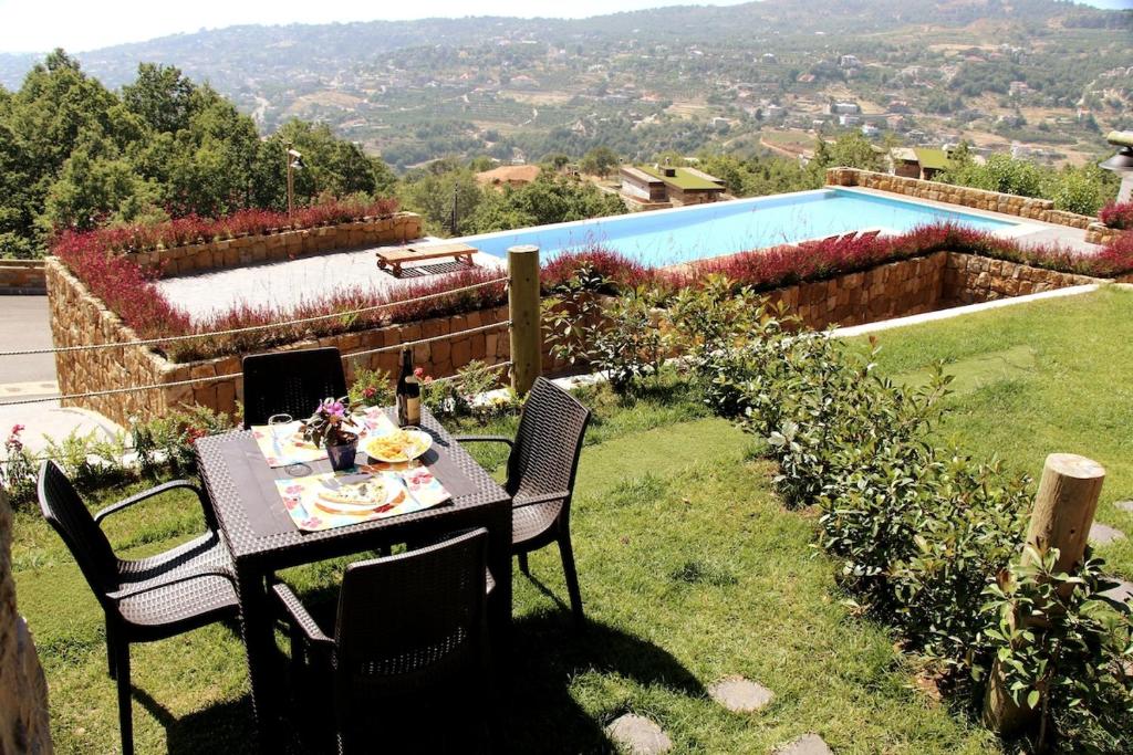 Swimmingpoolen hos eller tæt på Heavenly Duplex Faqra with 2 private gardens