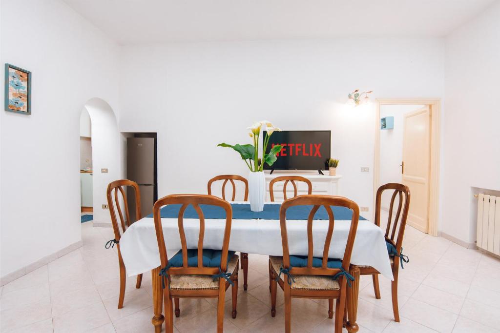 une salle à manger avec une table et des chaises dans l'établissement Sea La Vie, 5 minuti dalla Cinta, à San Teodoro