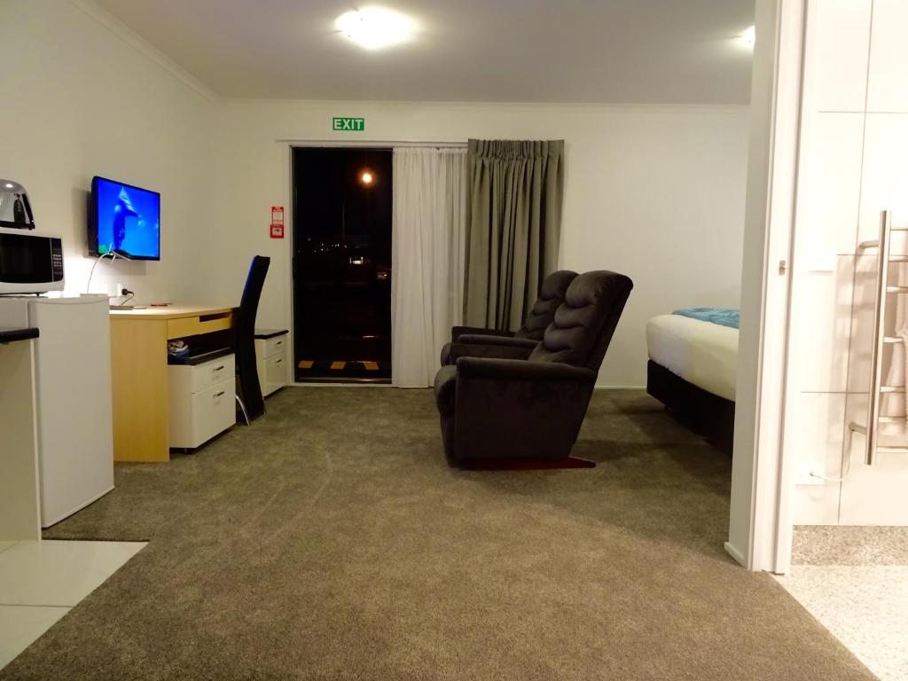 TV a/nebo společenská místnost v ubytování BKs Premier Motel Hamilton