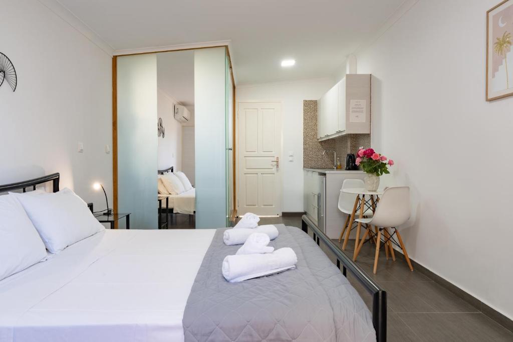 Postel nebo postele na pokoji v ubytování Fexulis Studios & Suites