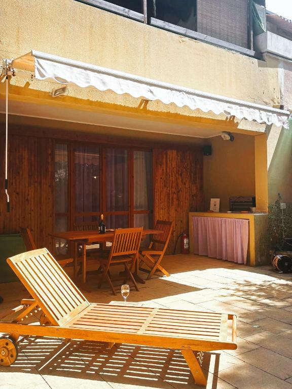 Patio alebo iná vonkajšia časť ubytovania Purple House - Arboriamar Platamona