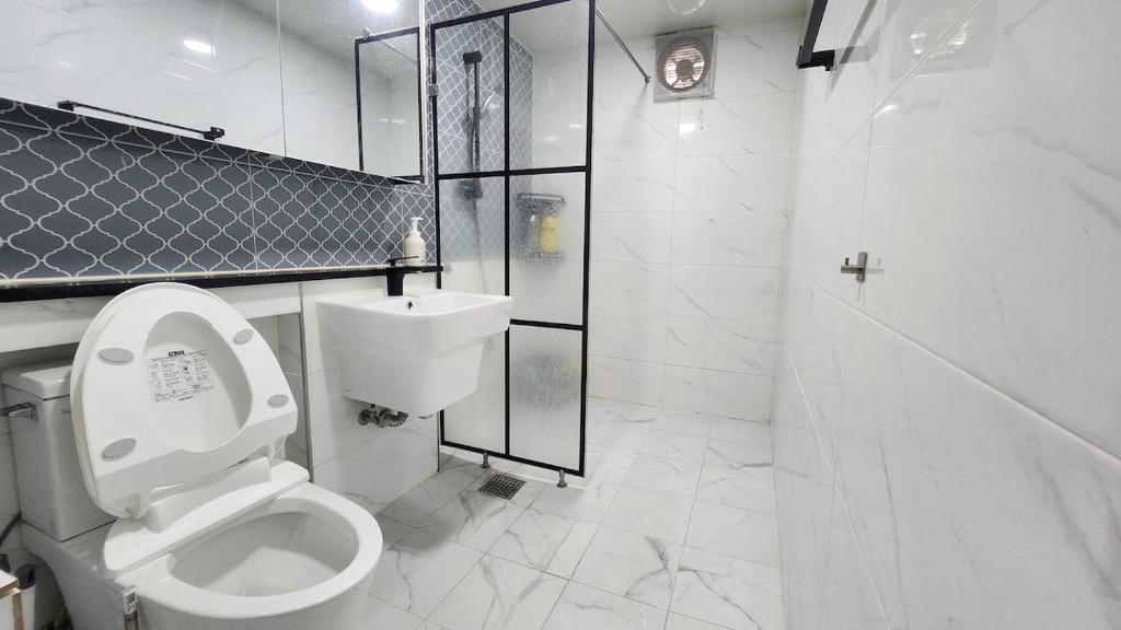 a bathroom with a toilet and a shower and a sink at Dongdaemun Myeongdong 6BED in Seoul