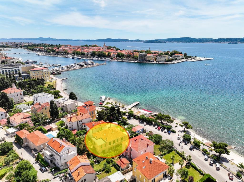 eine Luftansicht auf eine Stadt und einen Wasserkörper in der Unterkunft Beachfront Central Apartments Zadar in Zadar