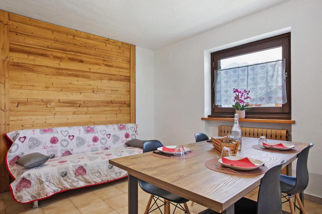 a living room with a table and a couch at Maison Le Cré Appartamento 3 in Introd