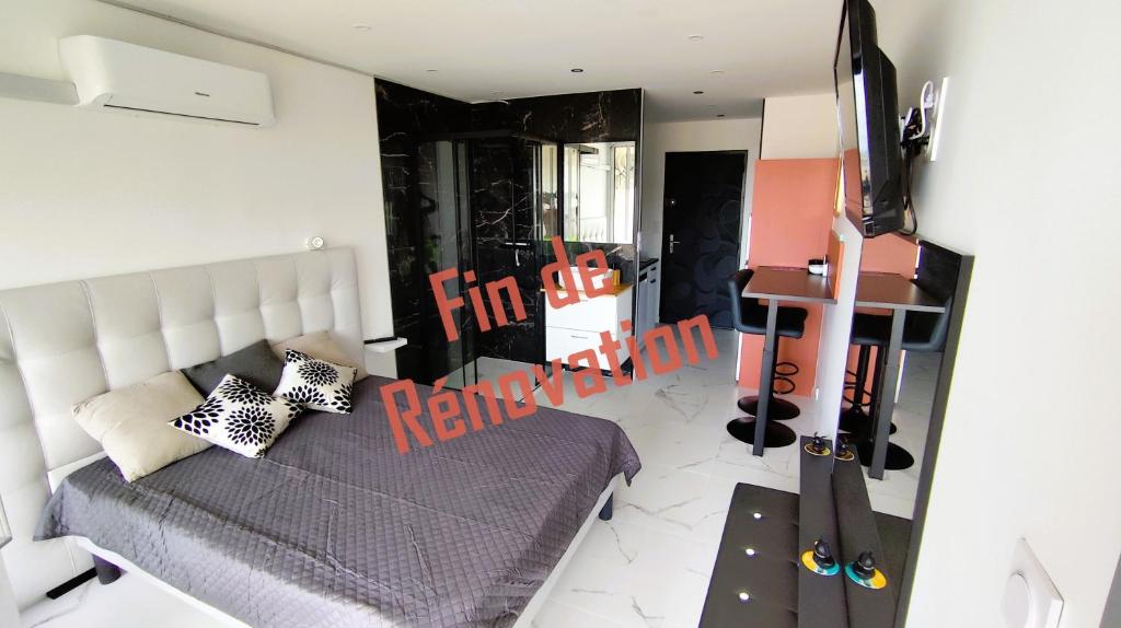 une chambre avec un lit, un bureau et une télévision dans l'établissement Studio Naturiste Vue Mer New, au Cap d'Agde