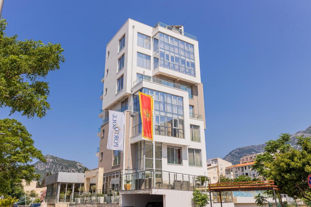Nespecifikovaný výhled na hory nebo výhled na hory při pohledu z hotelu